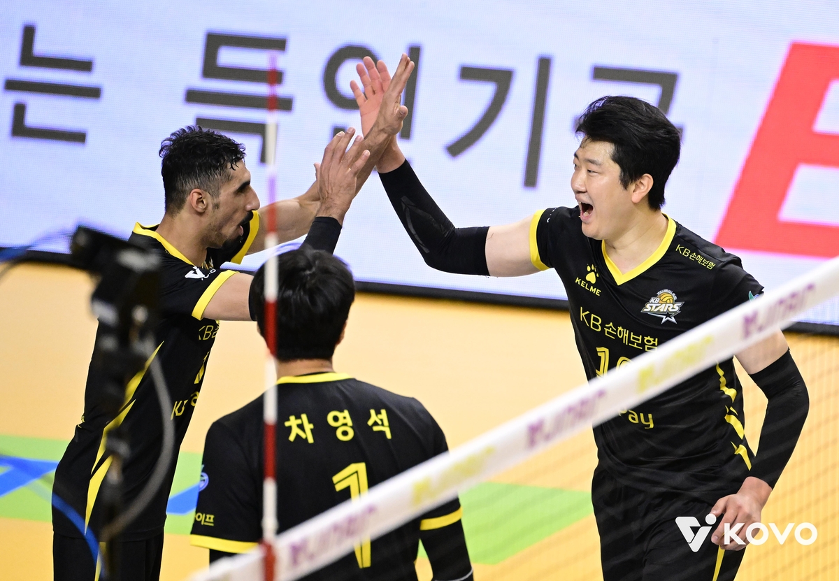 하이파이브 하는 KB손보 야쿱(왼쪽)과 나경복(오른쪽)