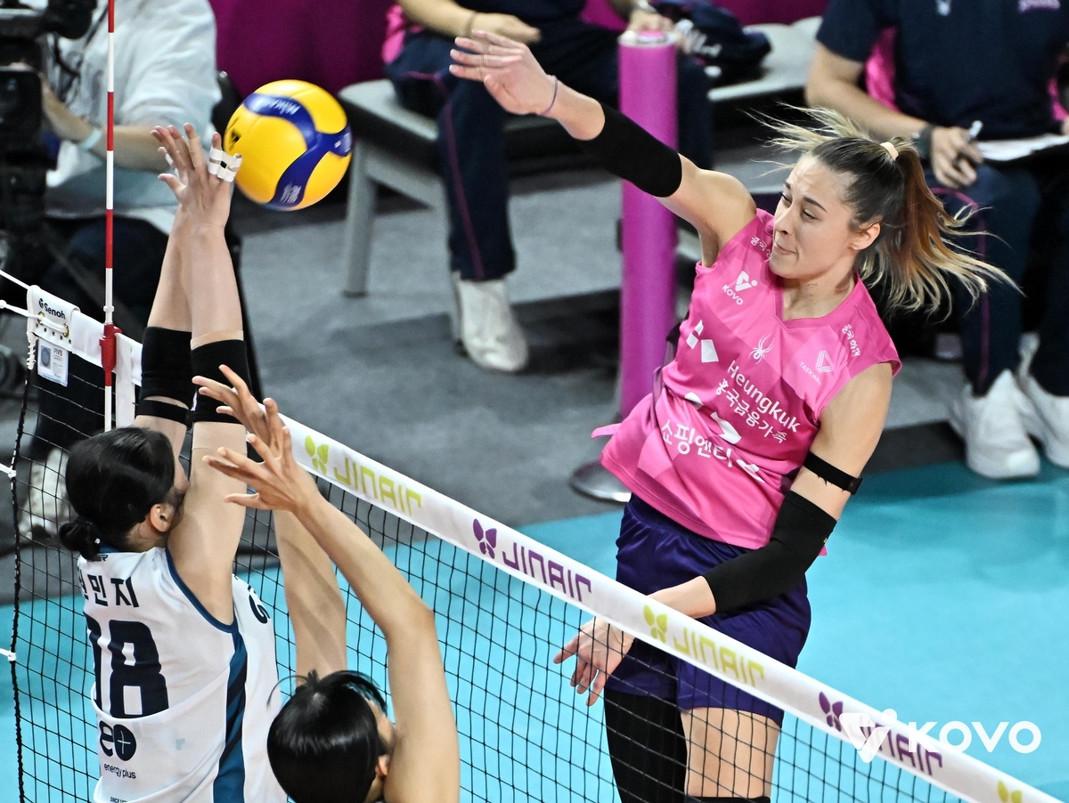 공격하는 흥국생명의 레베카(오른쪽)