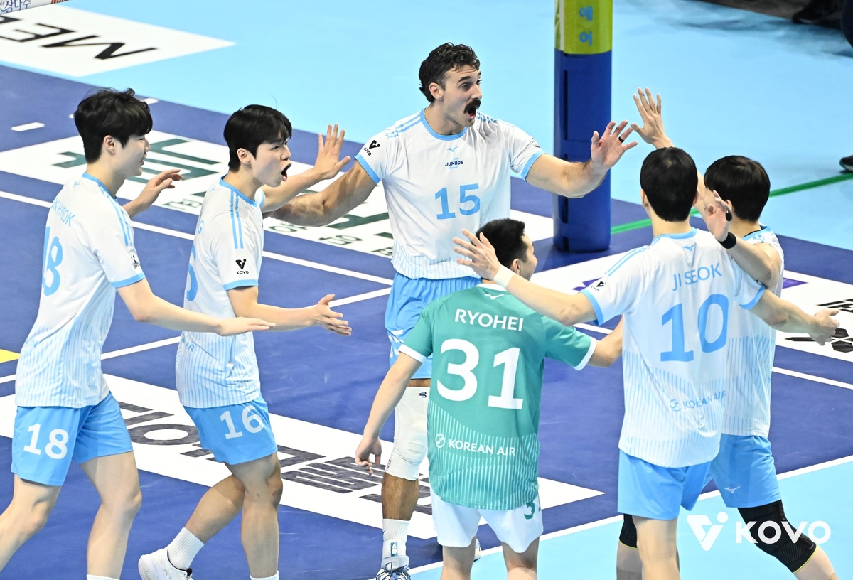 득점 후 기뻐하는 대한항공의 러셀(중앙)과 선수들