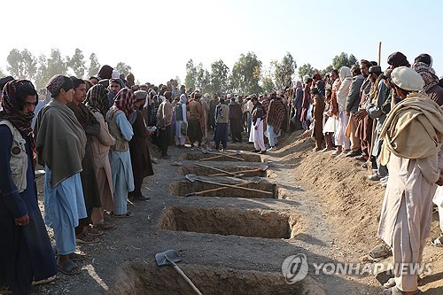 사망자들 매장하는 아프간 호스트주 주민들