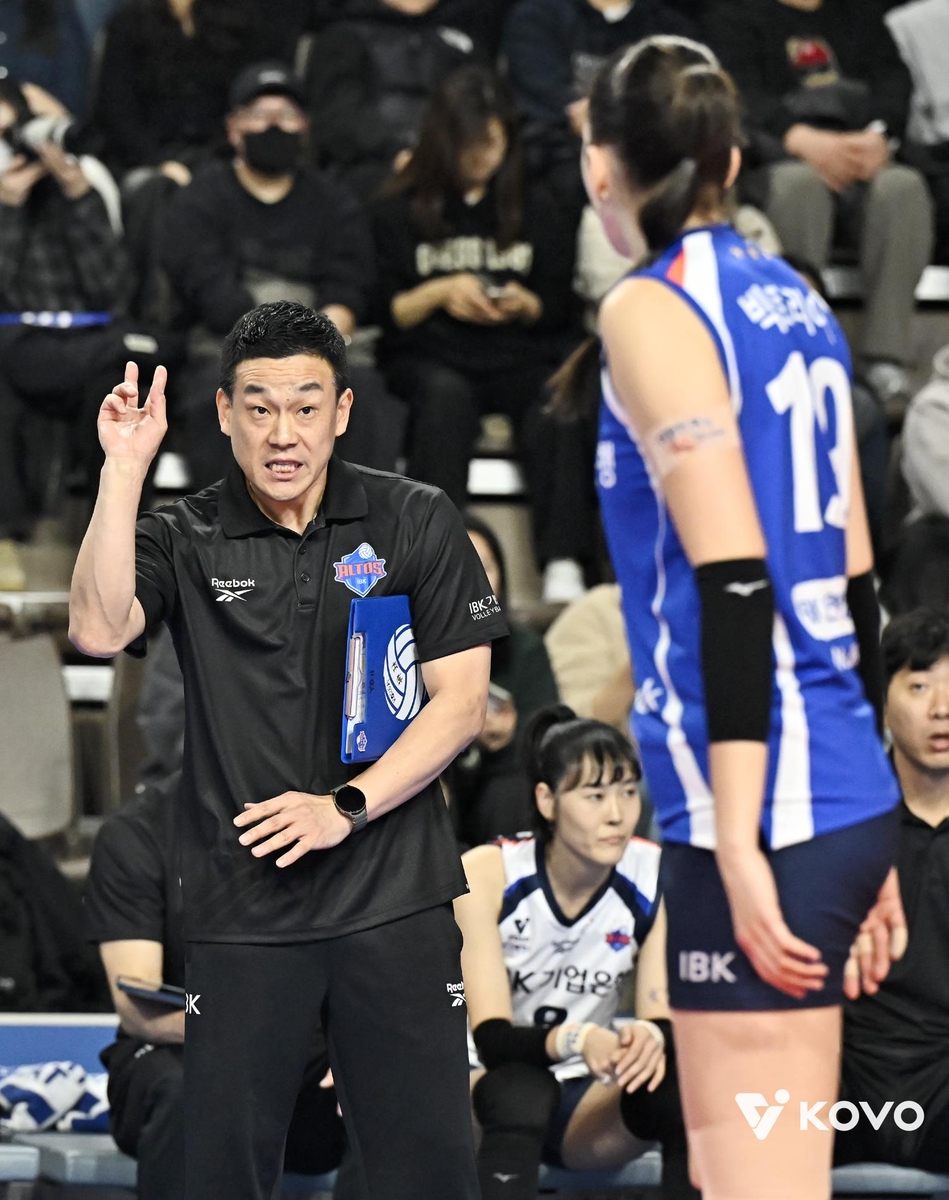 작전 지시하는 여오현 IBK기업은행 감독대행