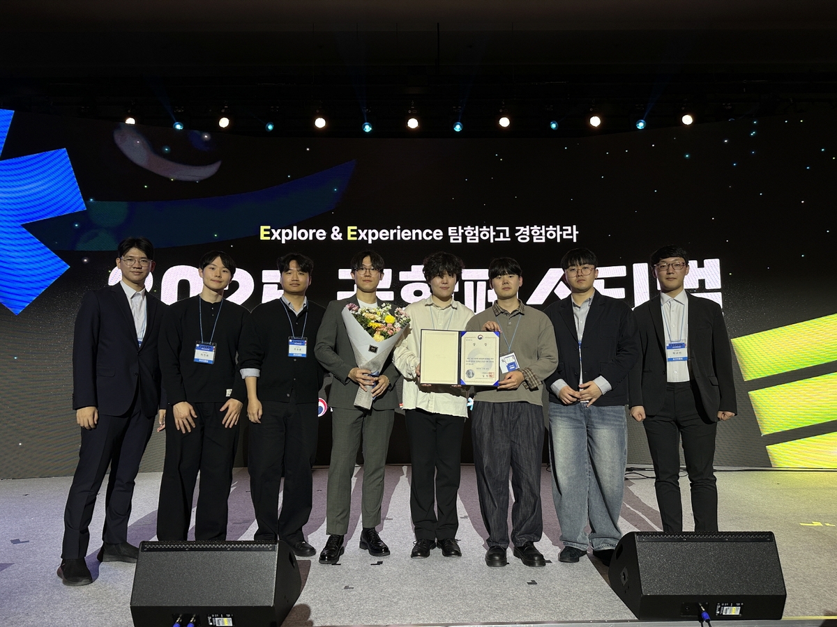 기념촬영하는 학생들