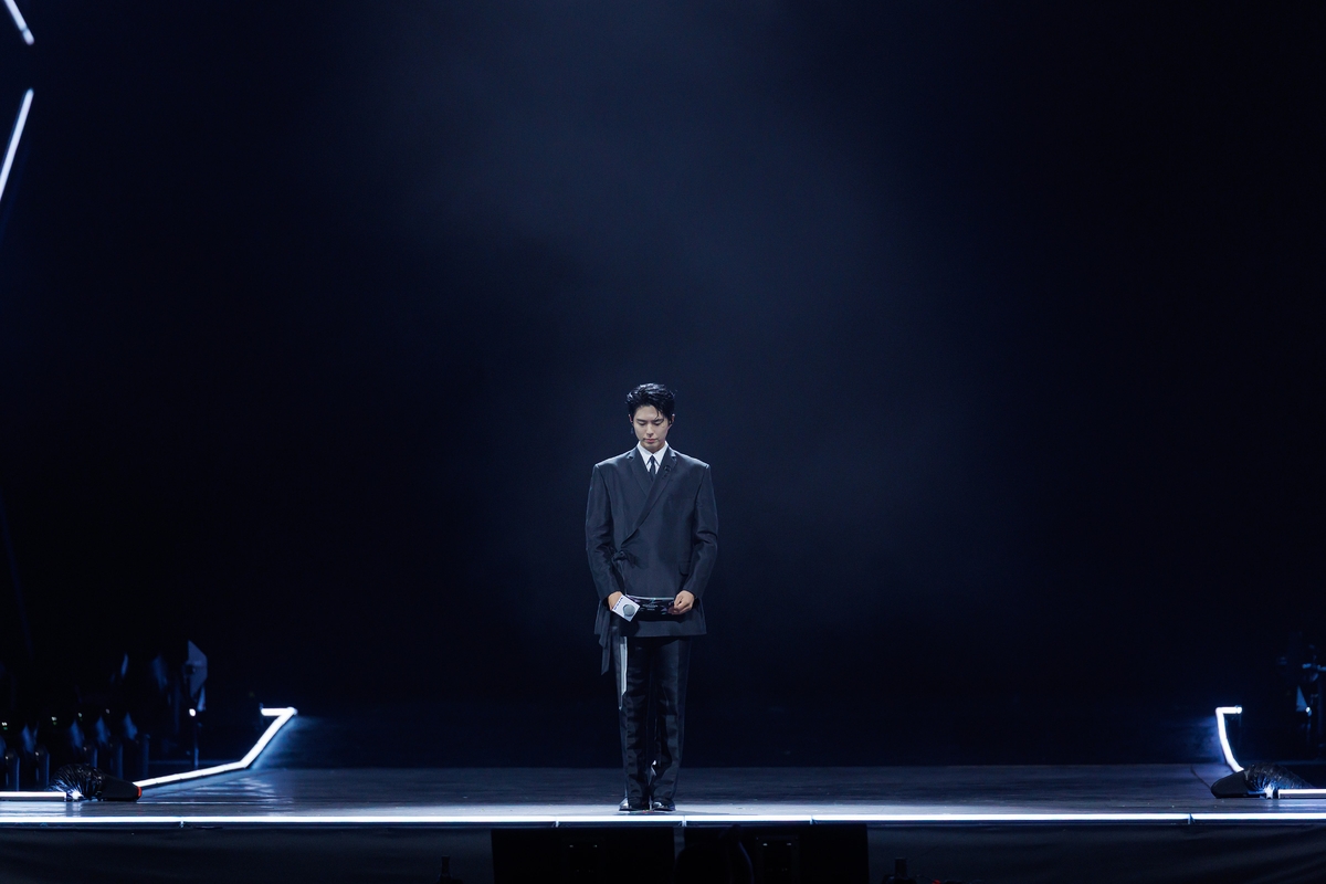 '2025 마마 어워즈'에서 홍콩 화재 희생자를 추모하며 묵념하는 박보검