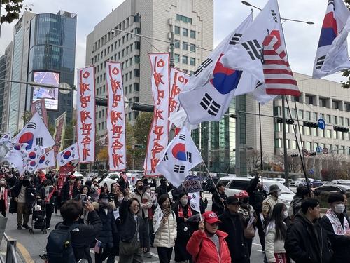 '계엄 1년' 앞 곳곳 집회… %22내란특별재판부%22 vs %22온리 尹%22