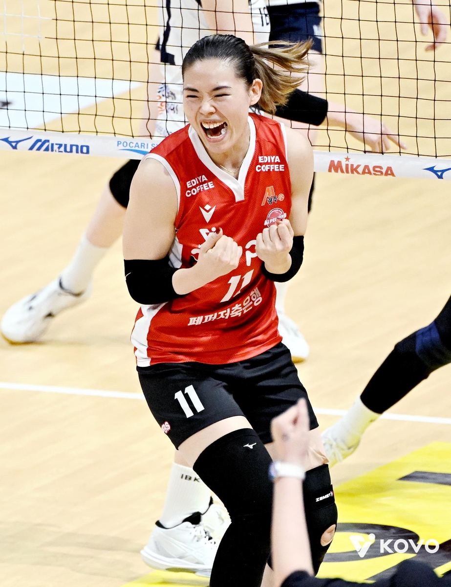 득점 후 기뻐하는 페퍼저축은행의 시마무라