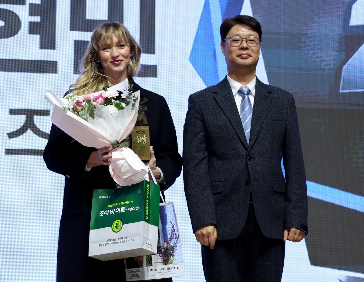 코디 폰세를 대신해 수상한 아내 에마 폰세