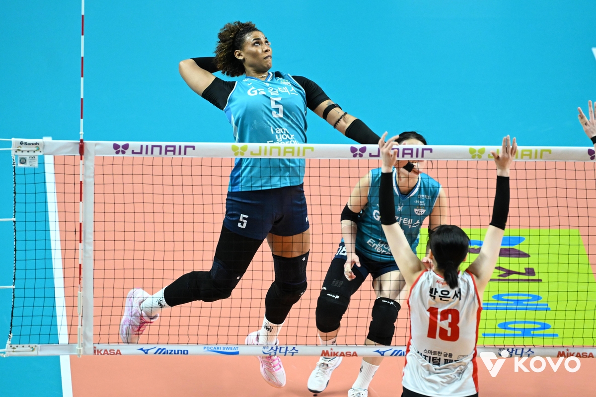 스파이크하는 GS칼텍스의 실바(왼쪽) 