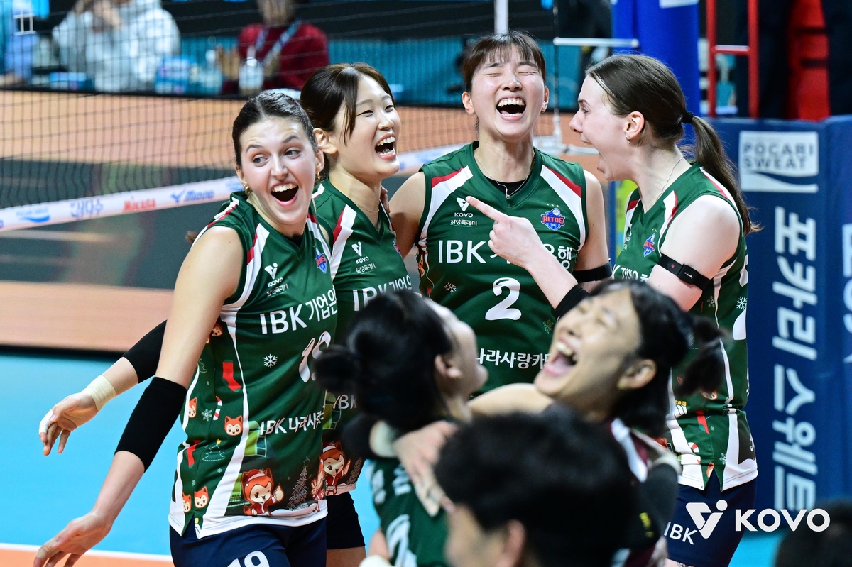 승리 후 기뻐하는 IBK기업은행 선수들