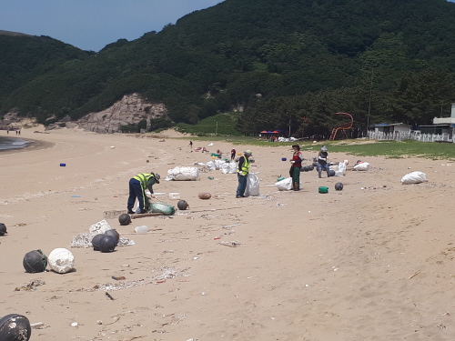 옹진군 덕적면, '굴업도 해안쓰레기 수거작업' 실시 - 1