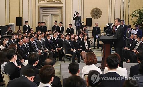 El presidente, Moon Jae-in (dcha.), en una conferencia de prensa celebrada, el 17 de agosto del 2017, en la oficina presidencial, Cheong Wa Dae, en Seúl, para conmemorar el 100º día de su investidura a principios de mayo.