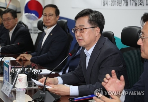 El ministro de Estrategia y Finanzas, Kim Dong-yeon, habla durante una reunión con representantes del gobernante Partido Democrático, celebrada, el 17 de julio de 2018, en el Parlamento.