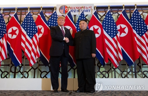 (AMPLIACIÓN) Trump dice que no quiere apurarse sobre los asuntos norcoreanos y que mantiene relaciones especiales con Kim