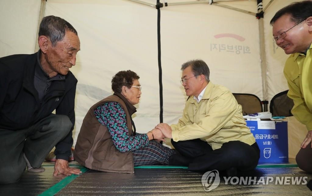 El 5 de abril del 2019, el presidente, Moon Jae-in (2º por la dcha.), consuela a unos ancianos que se encuentran en un refugio debido a un enorme incendio que estalló, el día previo, en tres ciudades y dos comarcas a lo largo de la costa nororiental del país.