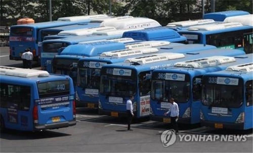 (AMPLIACIÓN) Los conductores de autobús de Seúl y las principales ciudades cancelan la planeada huelga tras alcanzar un acuerdo salarial