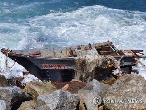 (AMPLIACIÓN) Un barco de madera norcoreano es detectado en la costa oriental del país