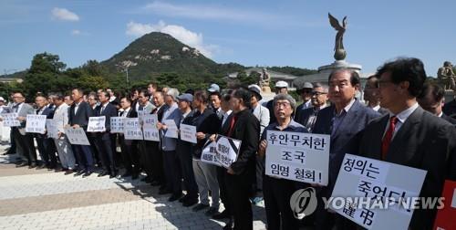 Profesores universitarios actuales y anteriores celebran una conferencia de prensa frente a la oficina presidencial, Cheong Wa Dae, en Seúl, el 19 de septiembre de 2019, para pedir la renuncia de Cho Kuk como ministro de Justicia. También emitieron una declaración firmada por 3.396 profesores actuales y anteriores.