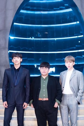 La imagen, proporcionada por Mnet, muestra al cantante Rain (izda.), el productor de la banda de K-pop BTS, Bang Si-hyuk (centro), y el artista de hiphop Zico, posando para una foto en una conferencia de prensa para el nuevo programa de audiciones de Mnet "I-Land", el 24 de junio de 2020, en el set de producción del programa en Paju, al norte de Seúl. (Prohibida su reventa y archivo)