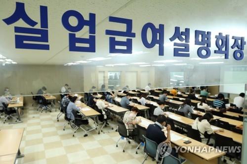 La foto de archivo muestra a unos demandantes de empleo asistiendo a una sesión informativa sobre cómo solicitar subsidios de desempleo, celebrada, el 6 de julio de 2020, en una oficina del Ministerio de Empleo y Trabajo, en Seúl.