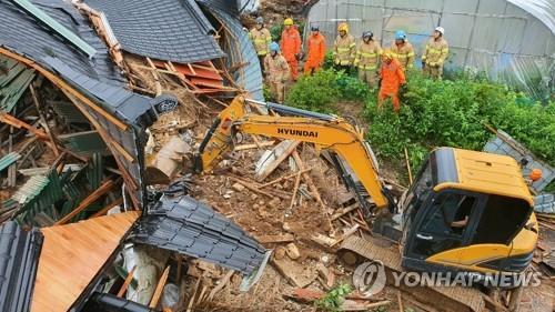 La imagen, proporcionada por el Ayuntamiento de Anseong, en la provincia de Gyeonggi, muestra una granja avícola que colapsó, el 2 de agosto de 2020, debido a un deslizamiento de tierra provocado por las fuertes lluvias. El alud de lodo cobró la vida de un hombre de 58 años de edad. (Prohibida su reventa y archivo)