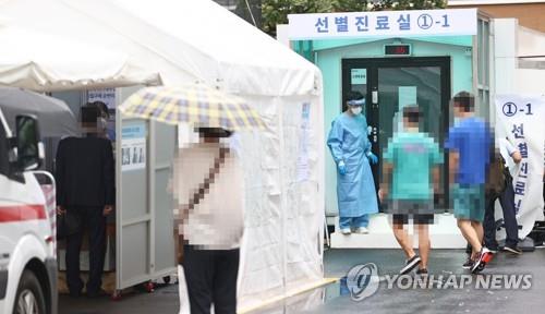 Los ciudadanos esperan para someterse a una prueba de COVID-19, el 27 de agosto de 2020, en una clínica provisional en Seúl.