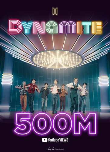 La imagen, proporcionada, el 20 de agosto de 2020, por Big Hit Entertainment, muestra un póster para conmemorar los 500 millones de visualizaciones en YouTube del vídeo musical de "Dynamite" de BTS. (Prohibida su reventa y archivo)