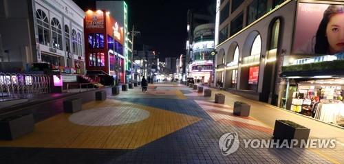 La foto, tomada el 9 de diciembre de 2020, muestra una calle casi vacía en Hongdae, uno de los barrios de entretenimiento más ajetreados en Seúl, el mismo día en que el país reportó 686 casos del nuevo coronavirus -el segundo nivel más alto desde enero-.