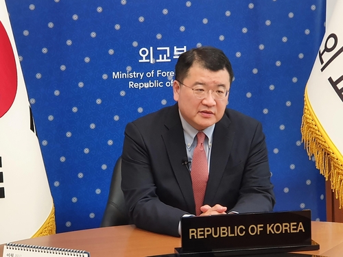 El primer viceministro de Asuntos Exteriores surcoreano, Choi Jong-kun, habla durante una sesión virtual del segmento de alto nivel de la Conferencia de desarme de la ONU, en Ginebra, celebrada el 23 de febrero de 2021. (Foto cortesía de la Cancillería. Prohibida su reventa y archivo) 