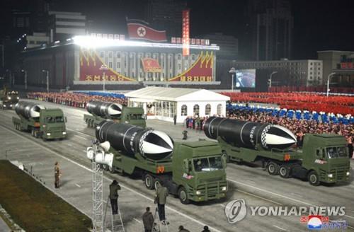 La foto, publicada el 15 de enero de 2021, por la Agencia Central de Noticias de Corea del Norte, muestra un nuevo tipo de misil balístico de lanzamiento submarino desvelado durante un desfile militar, el día anterior, en Pyongyang. (Uso exclusivo dentro de Corea del Sur. Prohibida su distribución parcial o total)