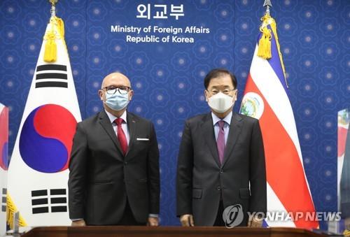 El ministro de Asuntos Exteriores de Corea del Sur, Chung Eui-yong (dcha.), y el ministro de Relaciones Exteriores y Culto de Costa Rica, Rodolfo Solano Quirós, posan para una fotografía, el 19 de marzo de 2021, en la Cancillería, en Seúl, antes de sostener una reunión bilateral. 