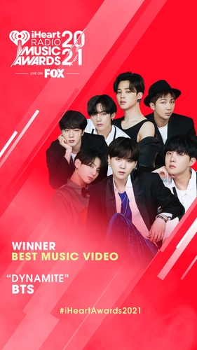 La imagen, proporcionada por los premios "iHeartRadio Music Awards", muestra la victoria del grupo masculino de K-pop BTS en la categoría de mejor vídeo musical, con su éxito "Dynamite". (Prohibida su reventa y archivo)