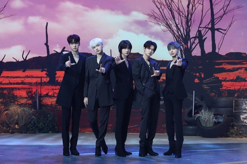 La foto, proporcionada por Big Hit Music, muestra al grupo masculino de K-pop Tomorrow X Together (TXT). (Prohibida su reventa y archivo)