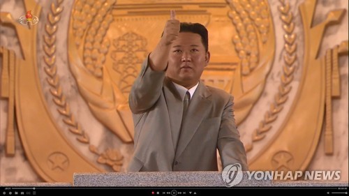 En la imagen, capturada de la Estación Central de Televisión de Corea del Norte, el líder norcoreano, Kim Jong-un, levanta el pulgar en señal de aprobación mientra observa un desfile militar en la plaza de Kim Il-sung, en Pyongyang, el 9 de septiembre de 2021, para celebrar el 73er. aniversario de la fundación del país. (Uso exclusivo dentro de Corea del Sur. Prohibida su distribución parcial o total)