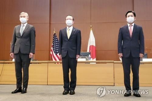 El jefe negociador nuclear de Corea del Sur, Noh Kyu-duk (primero por la dcha.), posa para una foto con sus homólogos de Estados Unidos y Japón, Sung Kim (izda.) y Takehiro Funakoshi, antes de sostener conversaciones, el 14 de septiembre de 2021, en Tokio. 