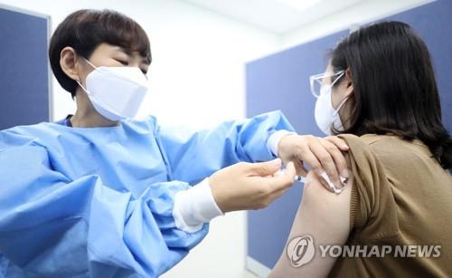 Una mujer recibe una inyección de la vacuna contra el coronavirus, el 17 de septiembre de 2021, en un centro médico en Cheongju, mientras el país logró su objetivo de inocular a más del 70 por ciento de la población antes de lo programado, en medio de su campaña de vacunación acelerada.