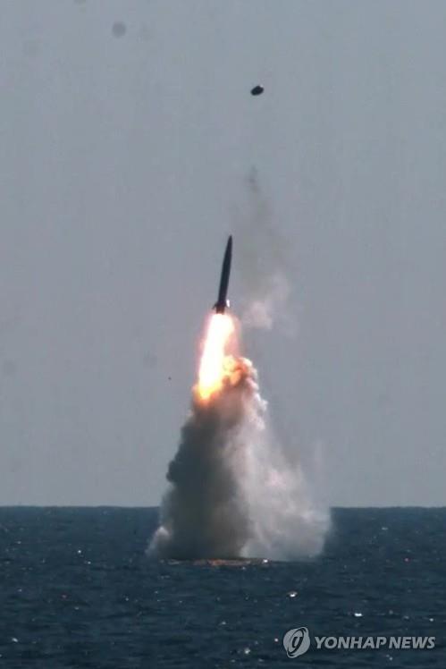 La foto, proporcionada por el Ministerio de Defensa, muestra el lanzamiento de prueba de un misil balístico de lanzamiento submarino (SLBM) autóctono de Corea del Sur, realizado el 15 de septiembre de 2021, desde el submarino Dosan Ahn Chang-ho, de 3.000 toneladas, de la Armada. (Prohibida su reventa y archivo)