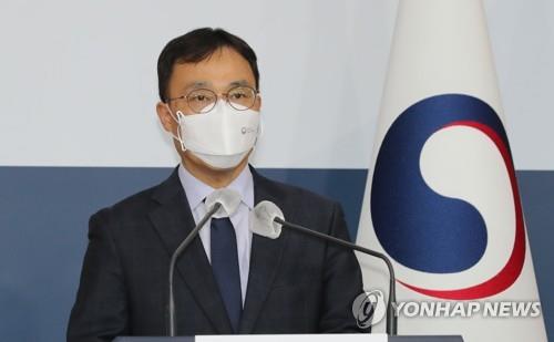 La foto, tomada el 15 de abril de 2021, muestra a Choi Young-sam, portavoz del Ministerio de Asuntos Exteriores surcoreano, hablando durante una conferencia de prensa en el ministerio, en Seúl.