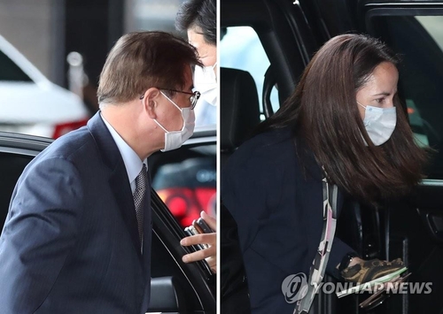 Las dos fotos muestran a Suh Hoon (izda.), jefe asesor de seguridad nacional de Corea del Sur, y Avril Haines, directora de Inteligencia Nacional (DNI, según sus siglas en inglés) de Estados Unidos, el 18 de octubre de 2021, llegando a un hotel en Seúl.