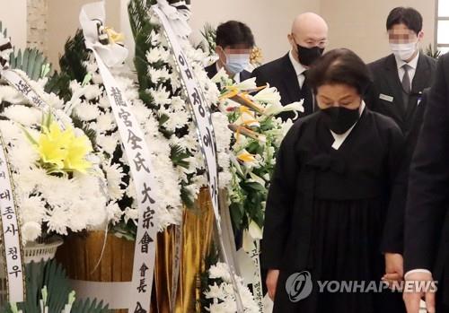 La foto, tomada el 25 de noviembre de 2021, muestra a Lee Soon-ja (frente), la viuda del expresidente Chun Doo-hwan, y sus familiares, en el altar fúnebre de Chun, establecido en el Hospital Severance, en Seúl. (Foto del cuerpo de prensa. Prohibida su reventa y archivo)