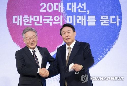 La foto de archivo muestra a Lee Jae-myung (izda.), nominado presidencial del gobernante Partido Democrático, y Yoon Seok-youl, candidato presidencial de la principal oposición, el Partido del Poder del Pueblo, en un foro, que tuvo lugar, el 24 de noviembre de 2021, en Seúl. (Imagen del cuerpo de prensa. Prohibida su reventa y archivo)
