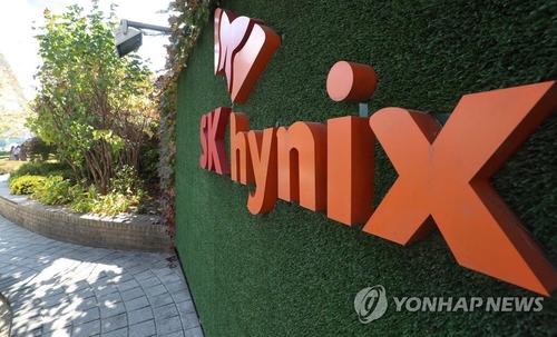 Esta foto de archivo, tomada el 20 de octubre de 2020, muestra el logotipo corporativo del fabricante de chips surcoreano SK hynix Inc. en su sede en Icheon, al sur de Seúl.