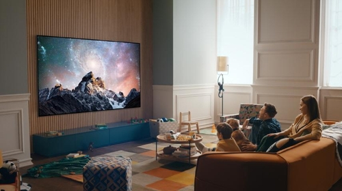 La foto, proporcionada, el 4 de enero de 2022, por LG Electronics Inc., muestra el nuevo televisor OLED de 97 pulgadas de la compañía. (Prohibida su reventa y archivo)