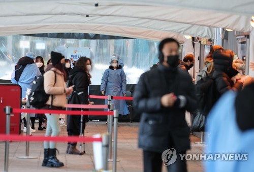 Las personas esperan para someterse a las pruebas del nuevo coronavirus, el 20 de enero de 2022, en una clínica provisional, frente a la Estación de Seúl, en la capital surcoreana.
