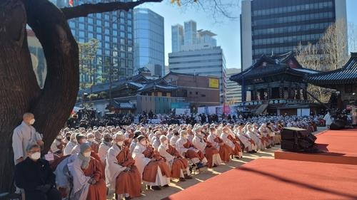 Miles de monjes budistas realizan una manifestación para exigir una disculpa del presidente por el "sesgo antibudista"