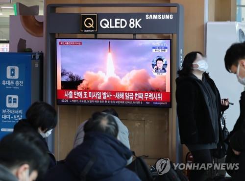 Las personas observan el lanzamiento de un misil balístico de alcance intermedio de Corea del Norte, el 30 de enero de 2022, en un noticiero desde la Estación de Seúl. El Ejército surcoreano informó que el misil voló unos 800 kilómetros a una altitud máxima de 2.000 kilómetros.