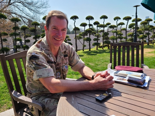 El teniente general británico Andrew Harrison, subcomandante del UNC, habla durante una entrevista con la Agencia de Noticias Yonhap, el 8 de abril de 2022, en la Guarnición de Yongsan, en el centro de Seúl.