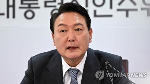 Yoon comenzará su mandato a medianoche con una sesión informativa militar