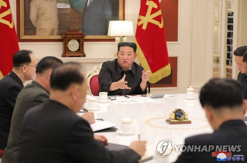 El líder norcoreano critica la respuesta temprana a la pandemia en una reunión del politburó