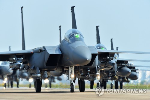 La foto, proporcionada por el Estado Mayor Conjunto de Corea del Sur, muestra los aviones de combate F-15K de la Fuerza Aérea llevando a cabo un entrenamiento "Elephant Walk" en una base aérea no identificada, el 24 de mayo de 2022, para mostrar la preparación de combate del país. (Prohibida su reventa y archivo)