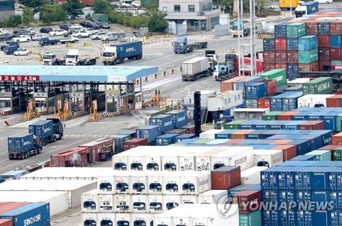 Los camiones transportan contenedores en un puerto de Busan, el 6 de junio de 2022, un día antes de que los camioneros de carga sindicalizados comenzasen su huelga general.