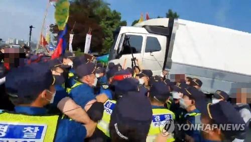 La foto, proporcionada por la policía, muestra a fuerzas policiales enfrentándose a camioneros en huelga, el 8 de junio de 2022, cerca de una fábrica, en Icheon. (Prohibida su reventa y archivo)